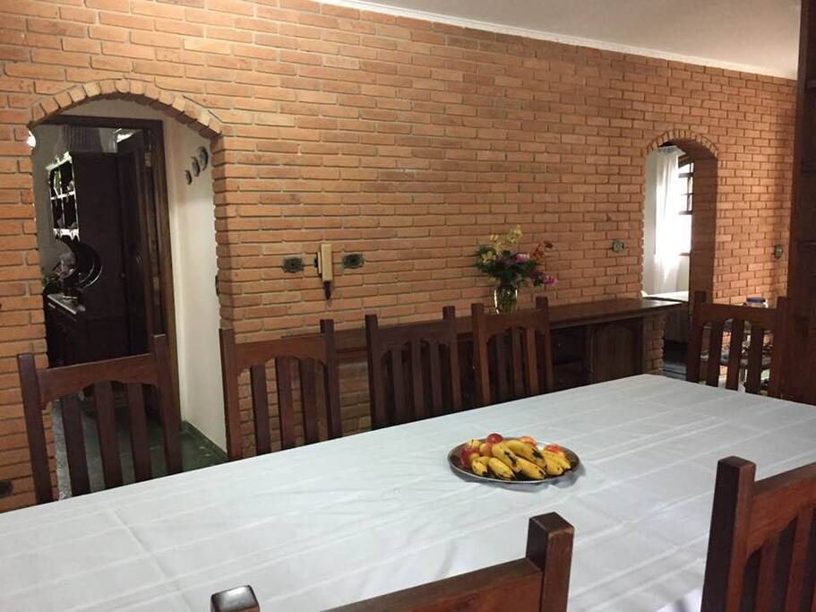sala de jantar com acesso a cozinha e as suítes