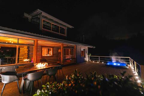 Amazing log cabin with outdoor hot tub and log sauna