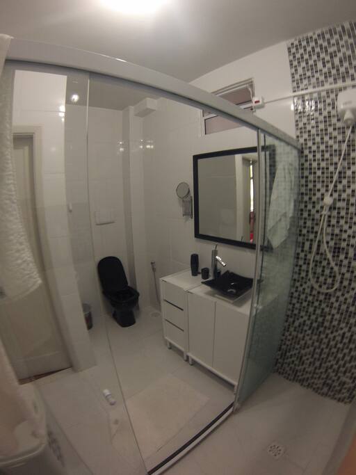 Banheiro novo com ducha e secador profissional
