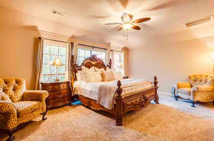 Chumba Kikuu chenye kitanda cha ukubwa wa King kilicho na "MIPANGILIO MAHUSUSI YA KUPUMZIKA YA PANDE MBILI" kwa ajili ya mipangilio mahususi kwa ajili ya usingizi mzuri wa usiku