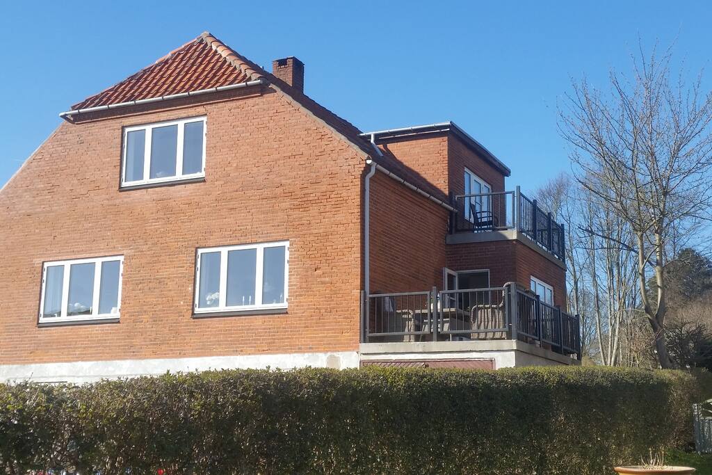 Huset set fra vejen