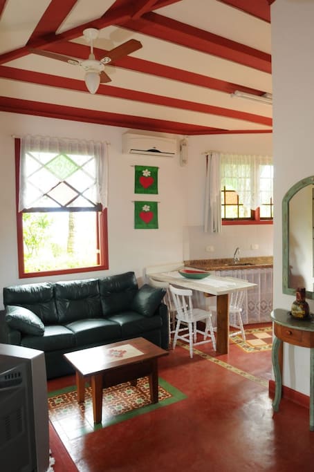 sala integrada com cozinha