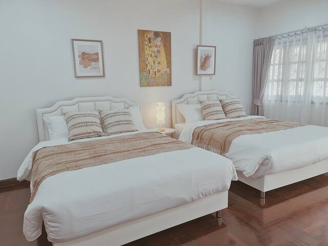 2minute BTS 200m King bed/Family friendly gallery image 2