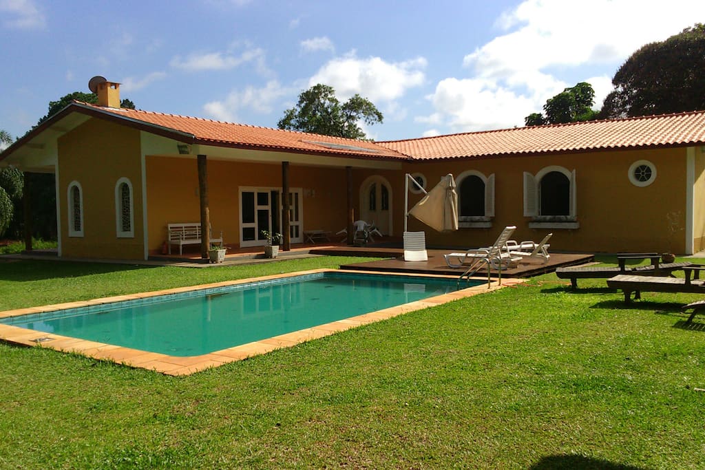Vista da parte de tras da casa com a piscina