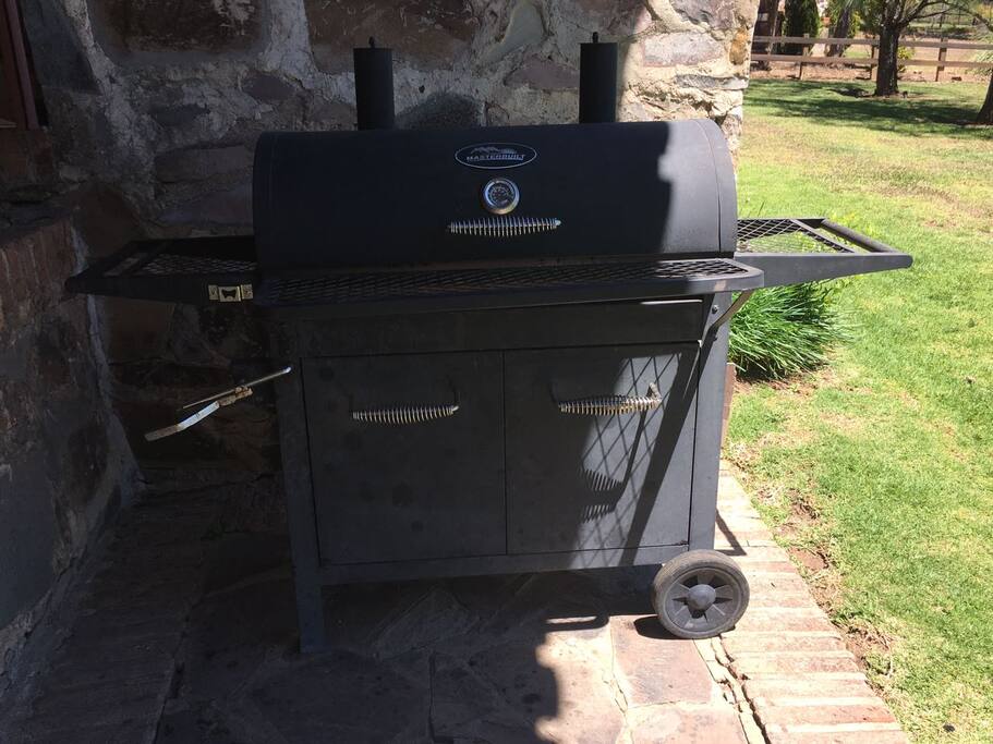 ASADOR DISPONIBLE EN LA PROPIEDAD