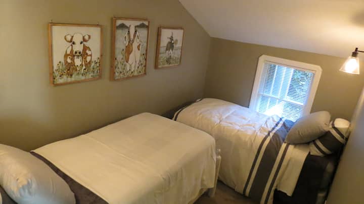 Მეორე საძინებელი იდეალურია 2 წყვილისთვის ან ოჯახებისთვის, რომლებიც ამიშურ ქვეყანაში დასვენებას ეძებენ
