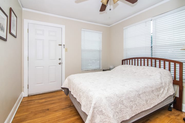 Dvojlôžková izba s manželskou poste