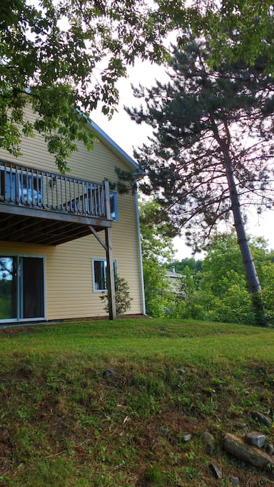 La maison est sur deux étage,le premier est un 3 1/2 indépendant et le haut est un loft avec balcon complètement indépendant,vous avez le choix du haut ou du bas ou les deux,pendant votre séjour vous allez être les seul locataire