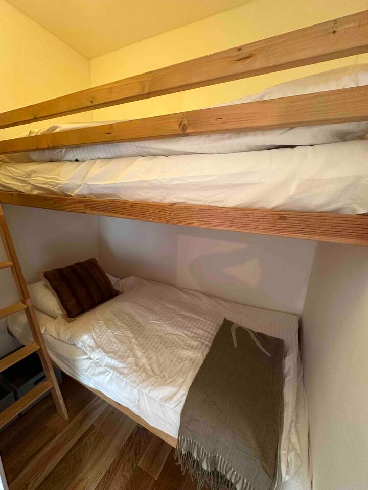 Dhomë e vogël gjumi me krevate marinarë për 2 fëmijë (180 cm)