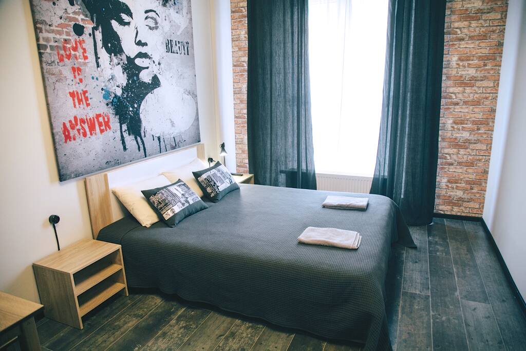 Удобная двуспальная кровать. Get a good night sleep in the comfortable queen size bed and be well rested and ready for the day. Or sleep in late with darkening curtains and let the world wait.