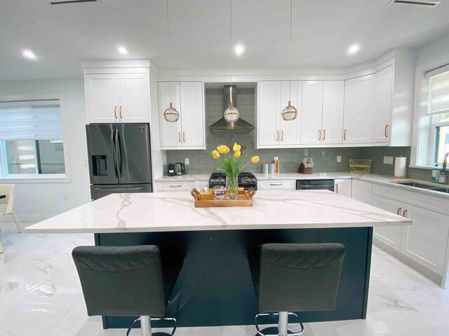 *Newly Built*3BR 2.5Bath Home 15min 2 DT w/Parking gallery image 5