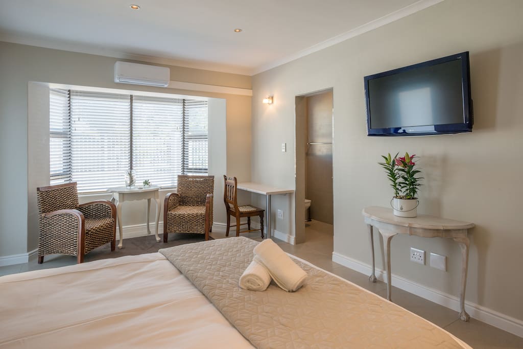 @7PillarsBnB - Room Shiraz: Large bedroom with separate area to work or relax, Air conditioner and flat screen TV