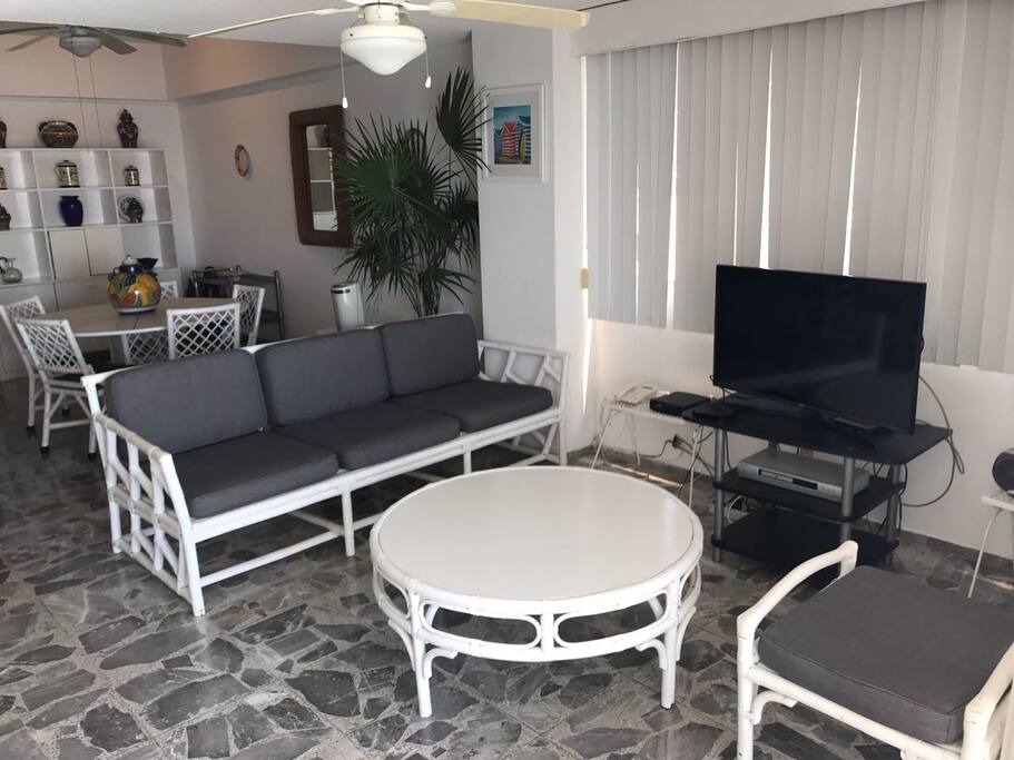 Sala con TV y sistema de cable