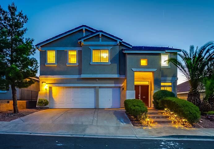 Vacation Ready 4 Bed/3 Bath w/ Heated Pool & Spa gallery image 3