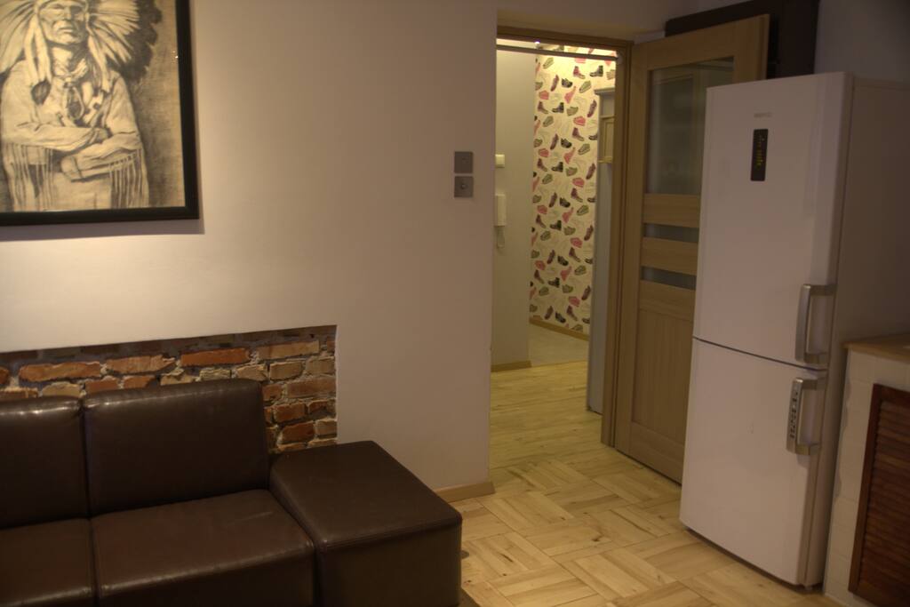 Duży pokój, sofa nie rozkładana, lodówka z zamrażarką