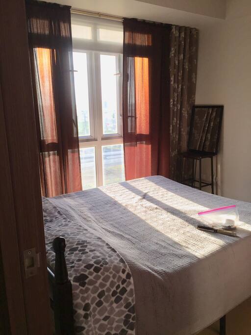 Afternoon sun has all rooms air conditioning same skyscraper view and take off relax with a Queen size bed