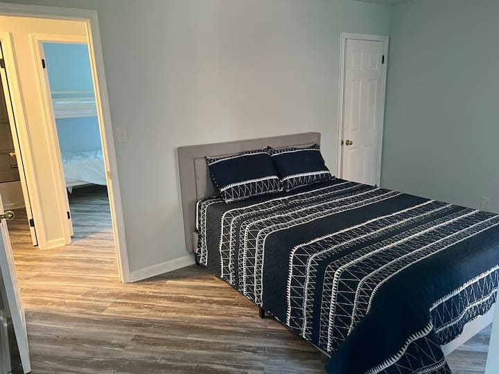 Segundo dormitorio arriba (cama tamaño queen).