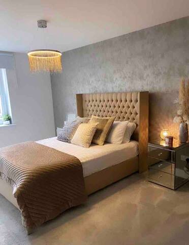 5 min walk to city centre, our 4 bed luxury home gallery image 4