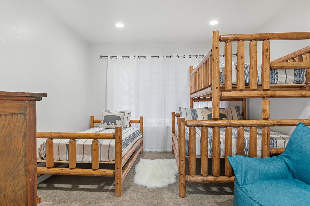 Sehemu nzuri kwa ajili ya cubs zako zote na seti ya vitanda vya ghorofa, kitanda cha watu wawili na TV ya Smart. 