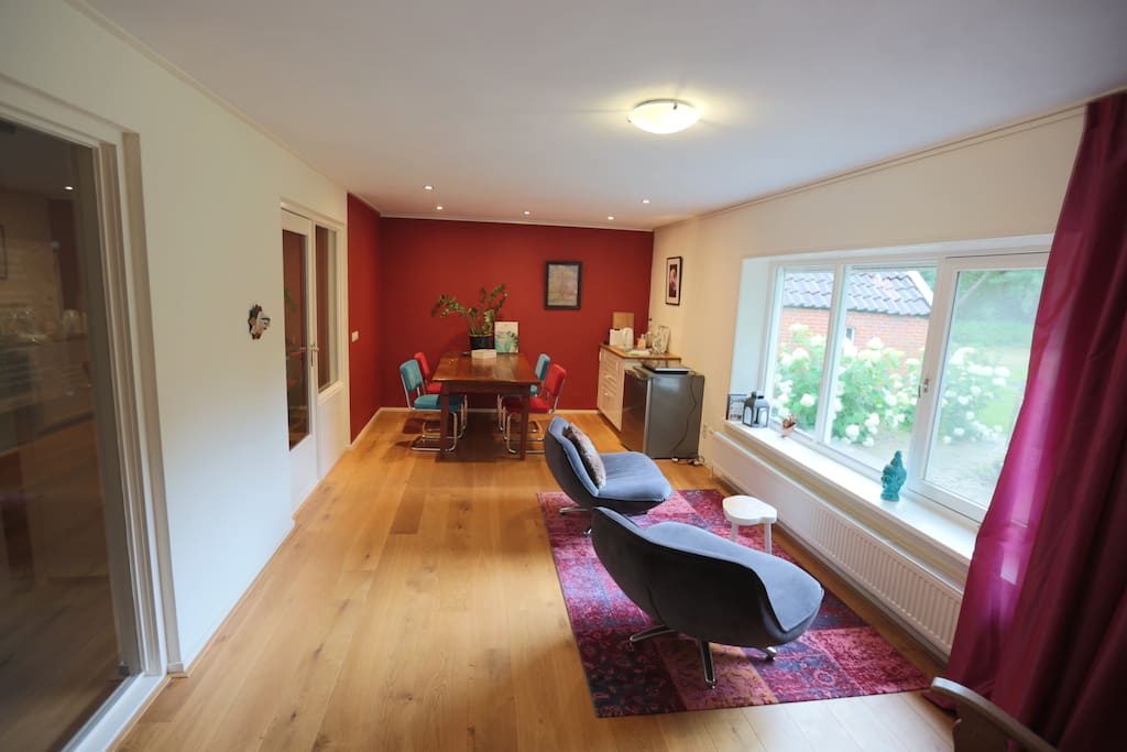 Huiskamer met keukentje