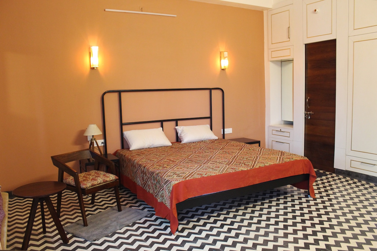 ห้องพักกว้างขวางพร้อมเตียงใหญ่ขนาด 6 ฟุต 6 ฟุต 6 นิ้วโคมไฟอุ่นสวยงาม