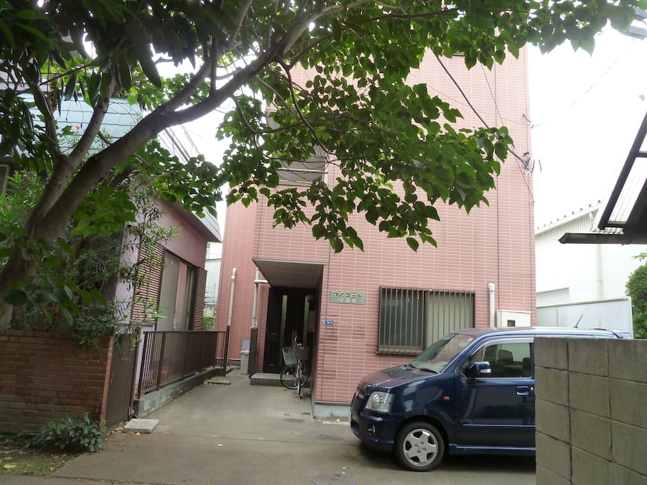 Strongly-structured building against earthquakes