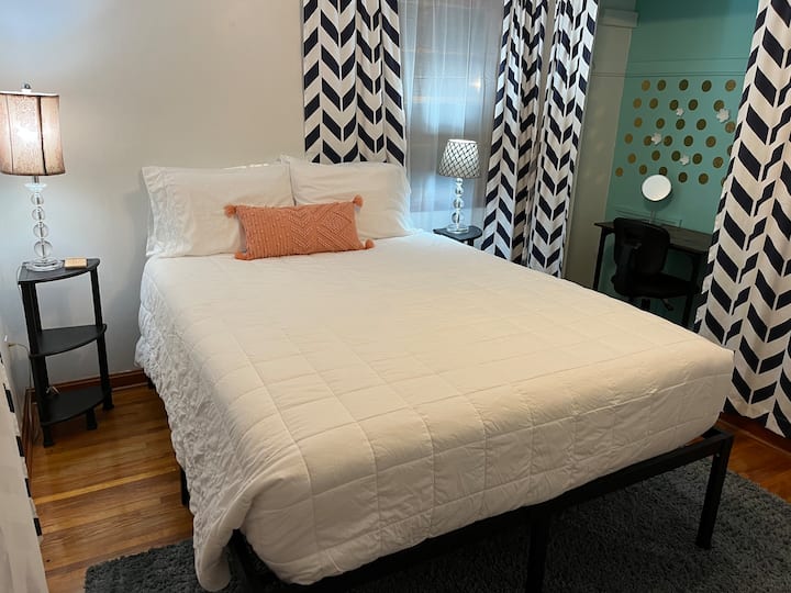 غرفة النوم الثانية - سرير بحجم كوين مريح مع غطاء فراش، طبقة علوية من الرغوة، واقي للفراش. مكتب، كرسي، خزانة مع/الشماعات، 2 منضدة، 2 مصابيح، شاحن أوسب وحامل الهاتف الخليوي، مروحة السقف، مضمد ومرآة الغرور.