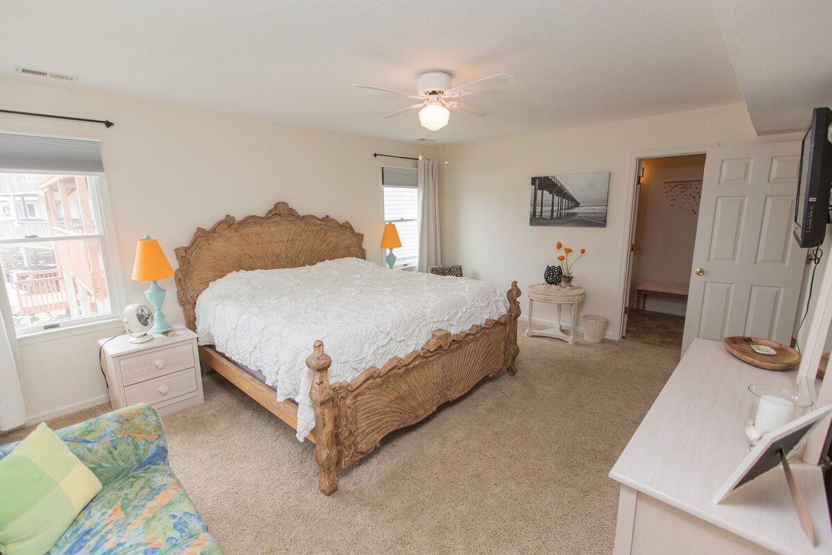 غرفة نوم أساسية تضم سرير كينج (الطابق الأوسط) مع مرتبة Tempurpedic