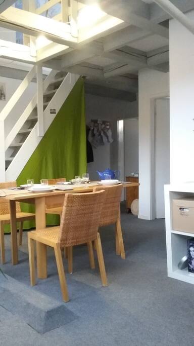 Living room with view on staircase leading up to gallery
