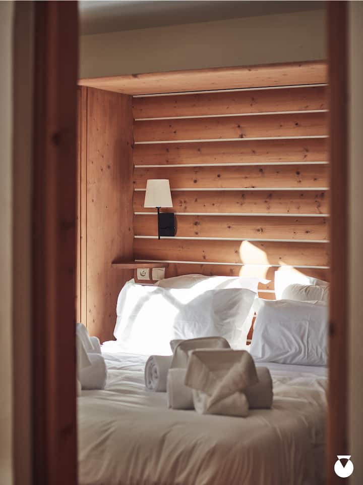 Dormitorio1: cama doble y baño privado.