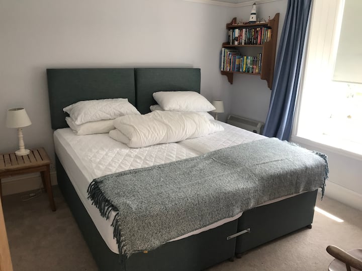 Chumba cha kulala 3 - na vitanda vya Zip & Link ambavyo vinaweza kutumika kama kitanda cha ukubwa wa King au vitanda 2 x moja