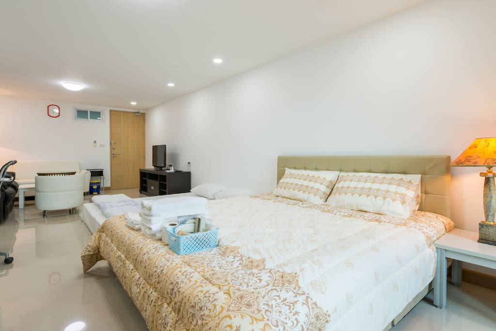 Newly renovated. Big studio room for 4 guests 1 double+ 2 single floor mattress.
