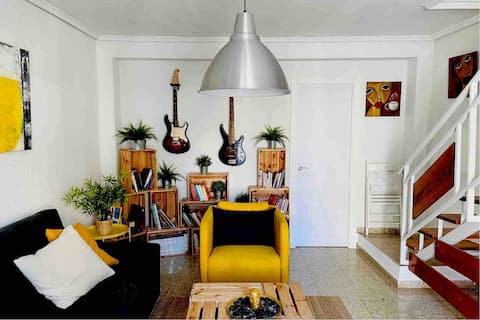Popular Airbnb listing: Cozy fishermen’s house 5’ from the beach in València