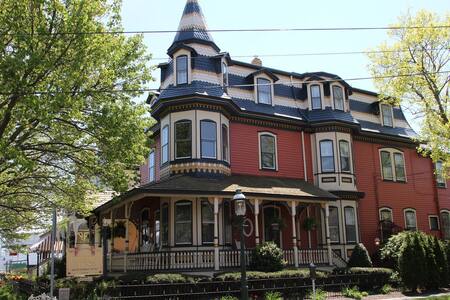 1 bdrm/1 bath unit- Couples LOVE it! Park on site