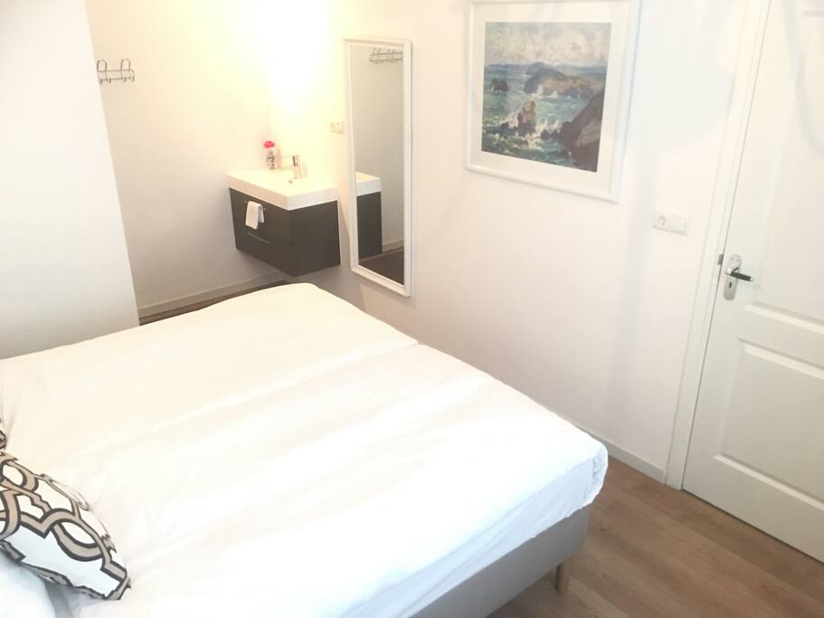 Room1. Bed can be separated. with private shower