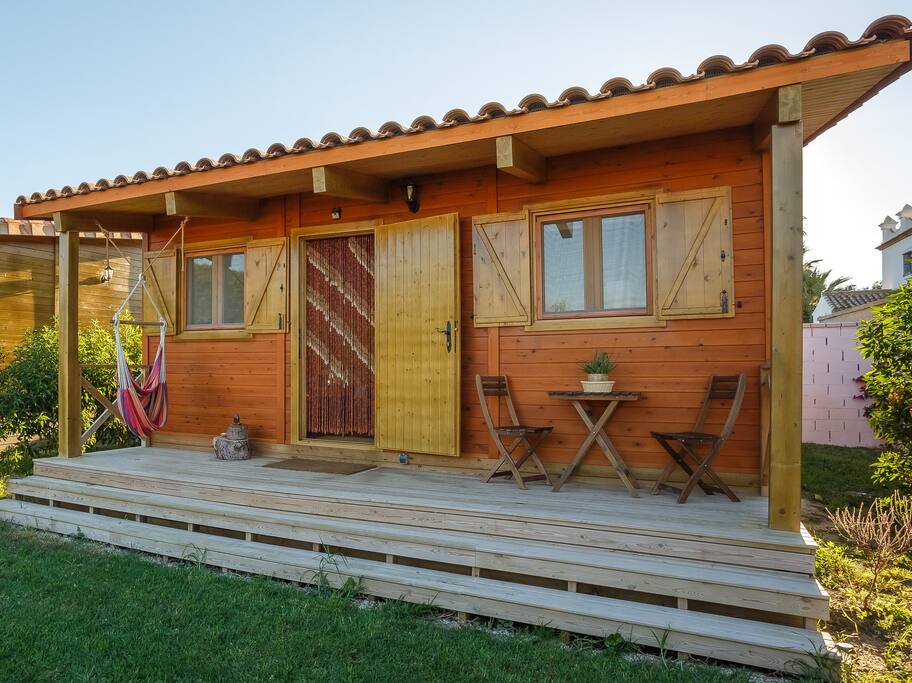 Acceso a ducha exterior y trastero