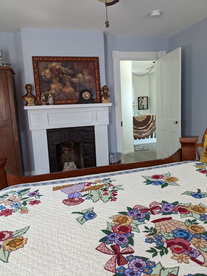 Presidents room, queen upstairs