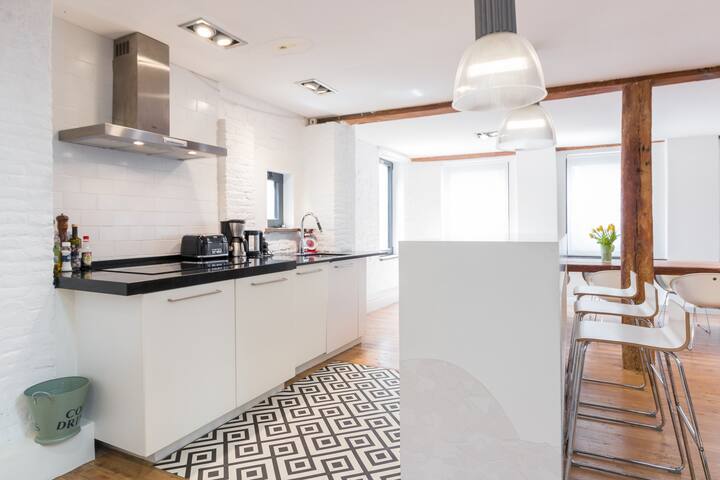 Big trendy loft, free parking, nearby city centre gallery image 4