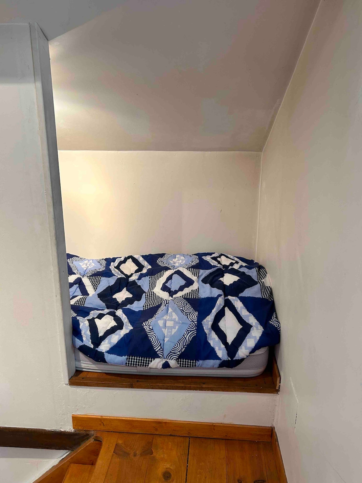 Етажна дървена колиба под тавана вляво от стълбите. 