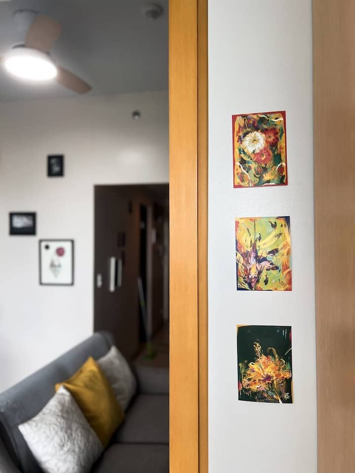 Ადგილობრივი ღია ბარათების ეს ნაკრებები, ასევე, ხელმისაწვდომია სუვენირების სახით შესაძენად.  Ასევე, ჩვენი საკაიფო კერძები და ორგანული საპნები - უბრალოდ, მოგვწერეთ, რომ გასვლამდე ისინი საფოსტო ყუთში მიიტანოთ! 