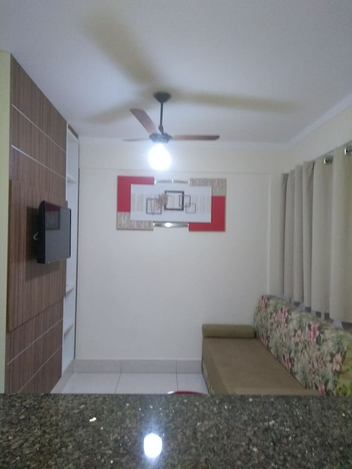 AMERICKÁ KUCHYŇA S VÝHĽADOM NA OBÝVACIU IZBU.