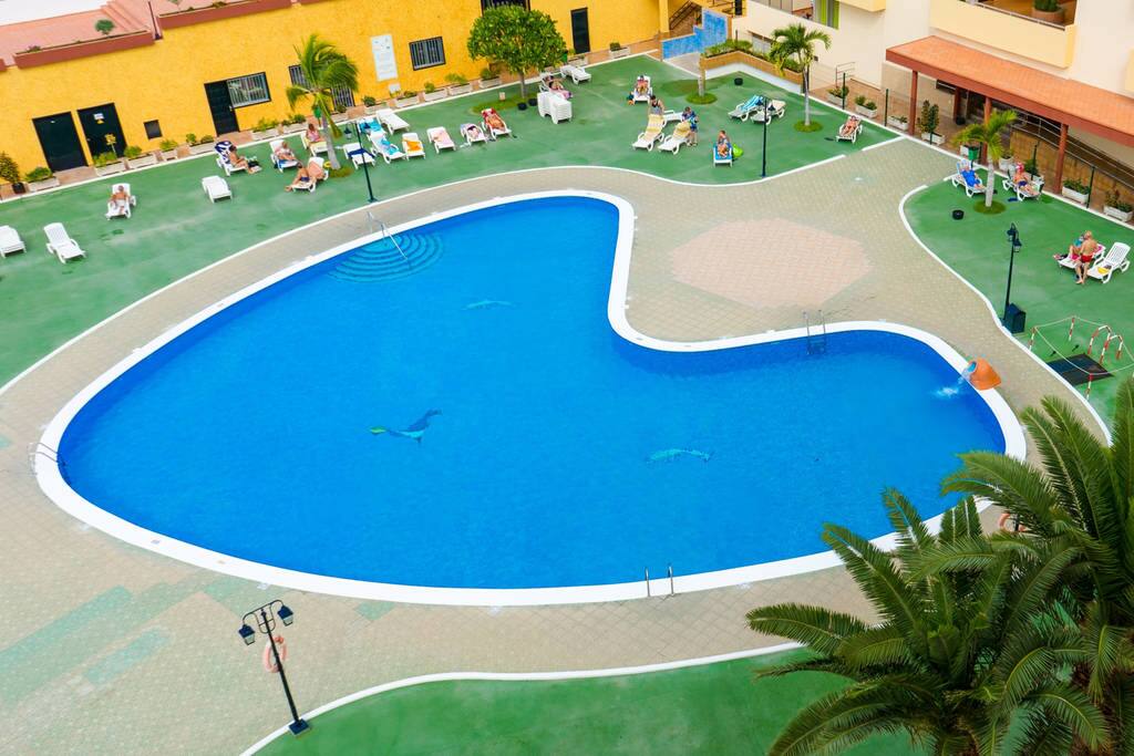 swimmingpool, sunbed area and snackbar.