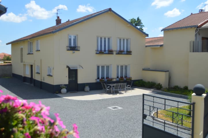 Holiday Rentals Bed Breakfasts Riom Les Terrasses De Massillon Chambres D Hotes Au Pied Des Volcans