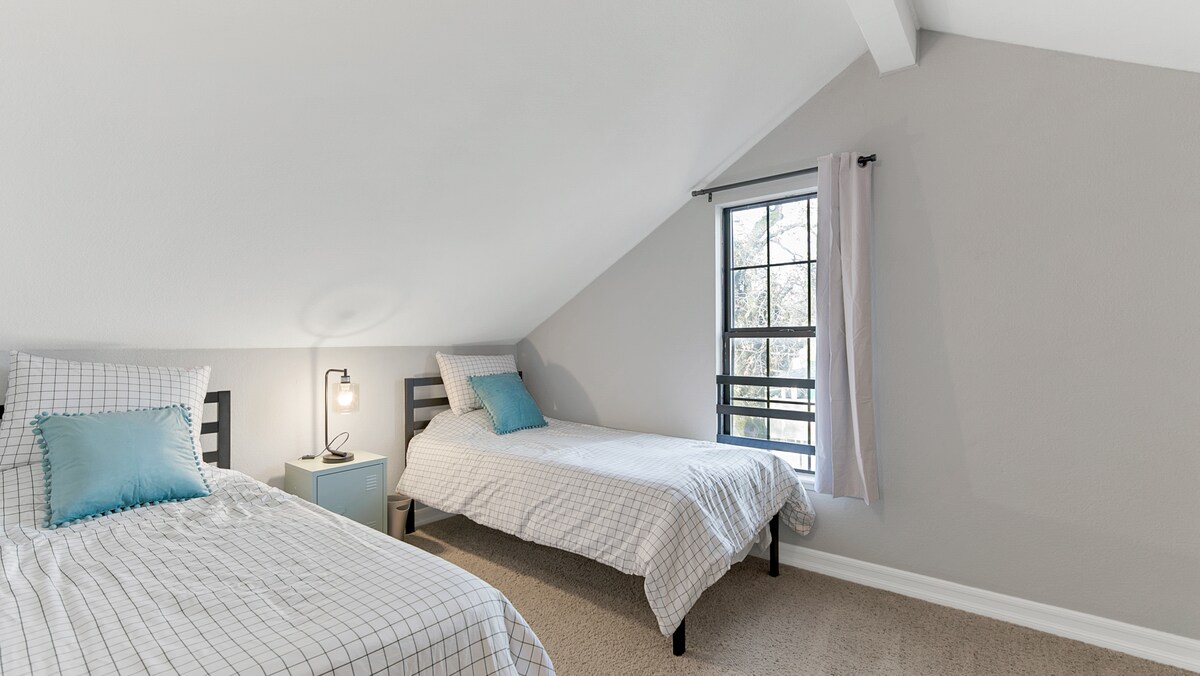 Sixième chambre avec deux lits jumeaux au 2e étage. 