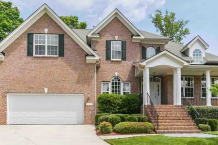 Room for rent in clean, peaceful home!!