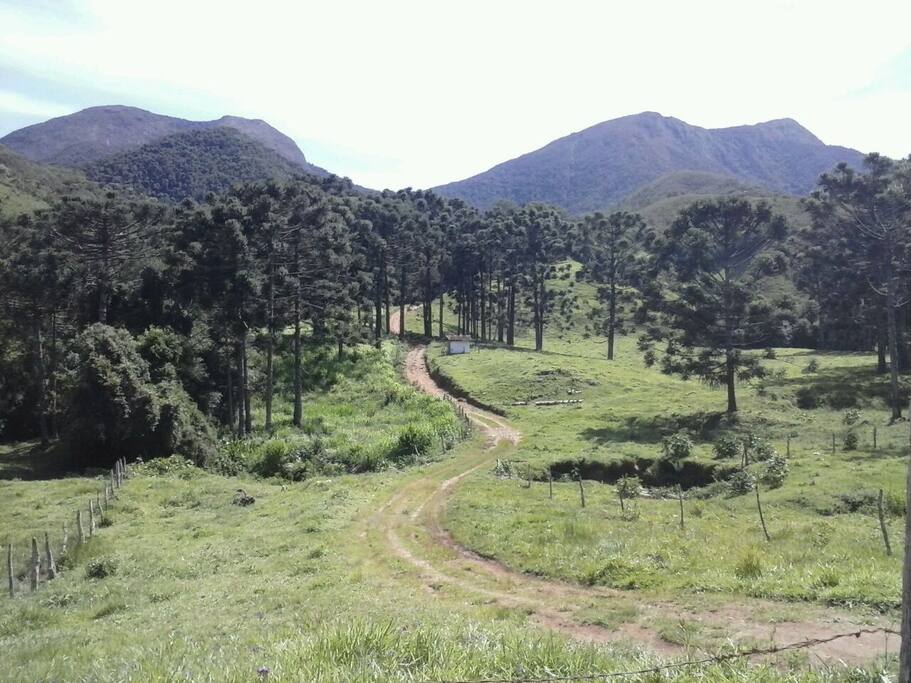 Vista da Serra da Mitra na entrada do Vale onde fica a Hospedaria