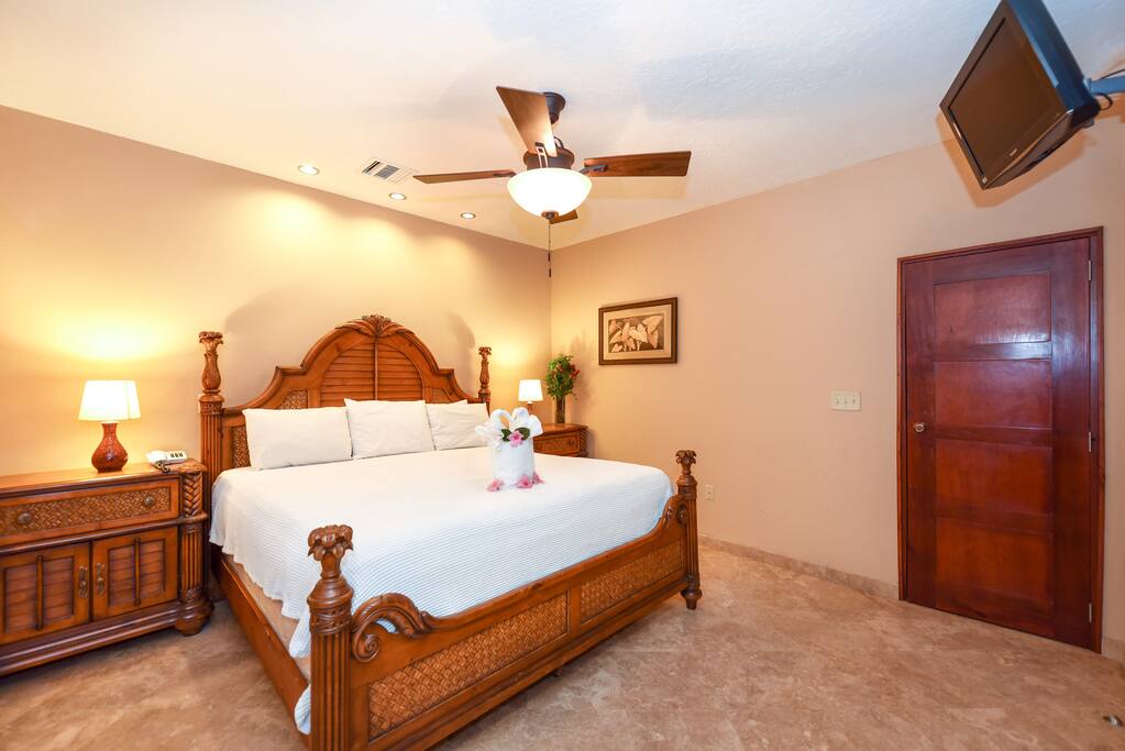 Beautifully furnished studio with king bed.