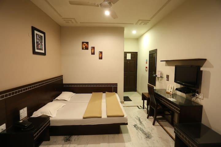 Private Room near New Delhi Station & City Centre