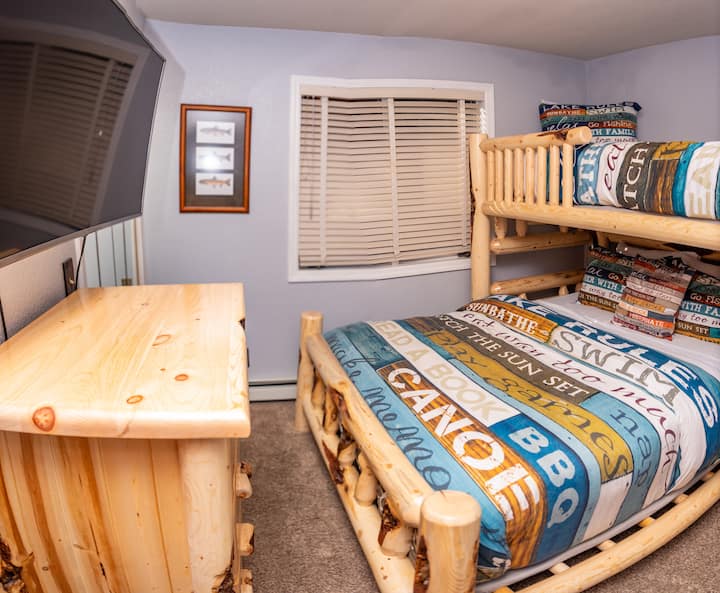 Kráľovná s dvojčatami hore. Postele  nie sú pripojené, takže sa nebudete cítiť, ako sa hádzať a otáčať.