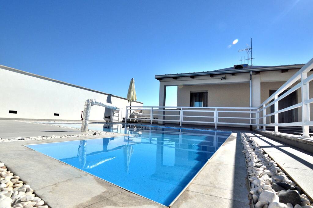 Piscina e veranda